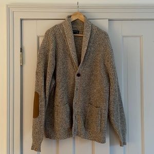 Wool 85% nylon 15% classic, patched elbow cardigan.